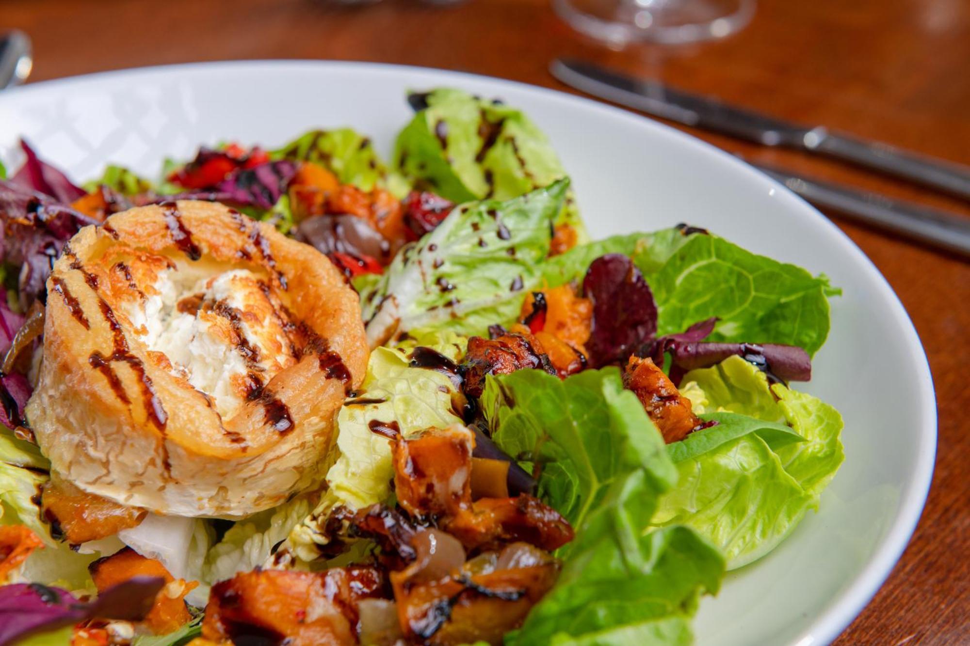 布莱克本 The Millstone, Mellor酒店 外观 照片 A salad with goat's cheese