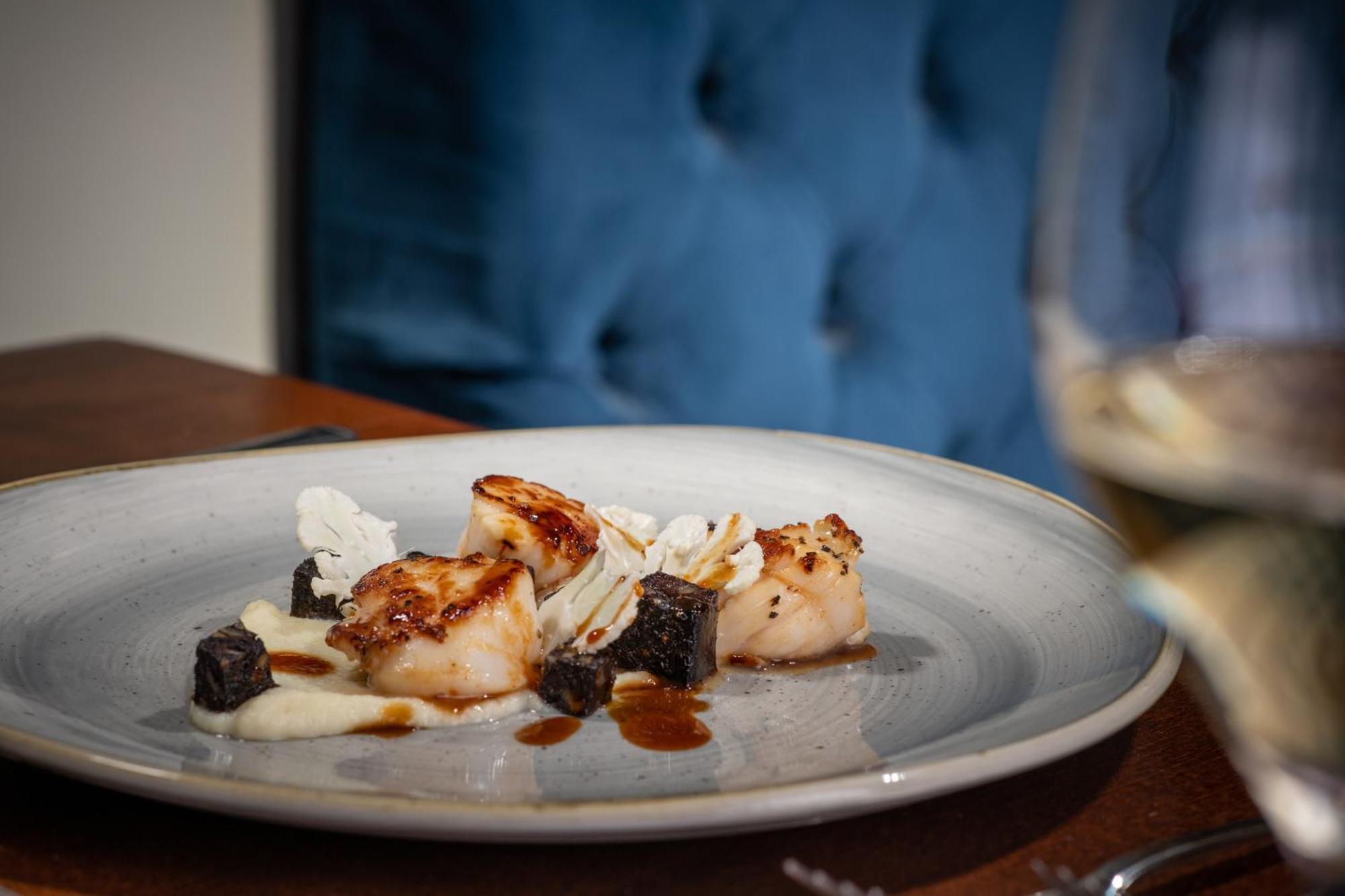 布莱克本 The Millstone, Mellor酒店 外观 照片 Scallops with black garlic