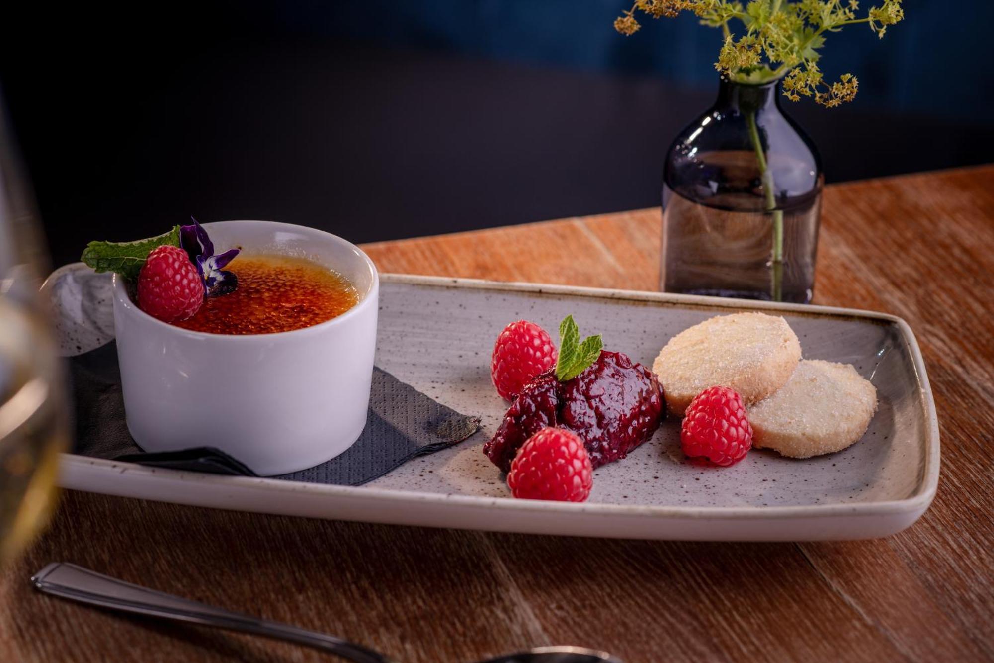 布莱克本 The Millstone, Mellor酒店 外观 照片 Crème brûlée with raspberries