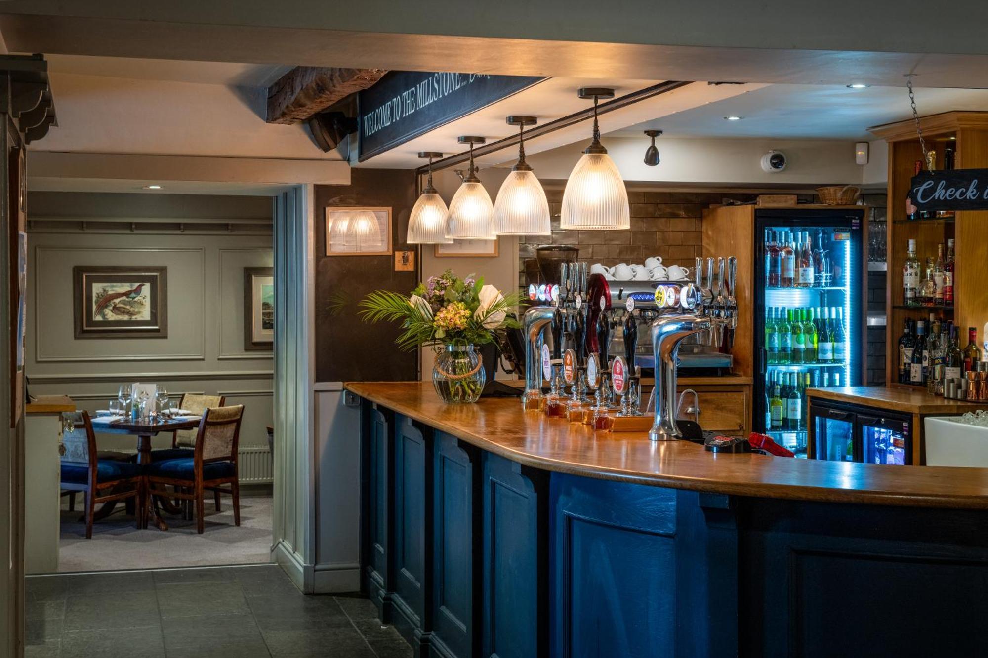 布莱克本 The Millstone, Mellor酒店 外观 照片 The bar at The Old Mill