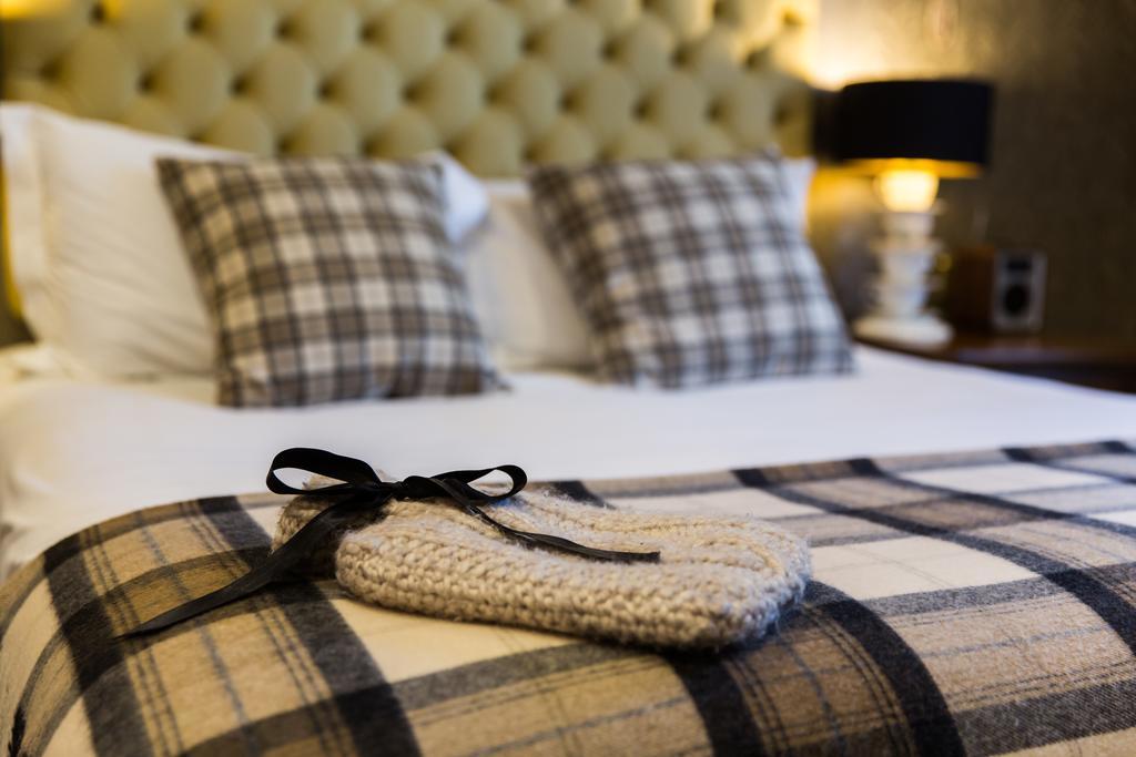 布莱克本 The Millstone, Mellor酒店 客房 照片 A bed with a throw