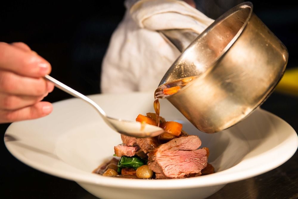 布莱克本 The Millstone, Mellor酒店 外观 照片 A chef plating a dish