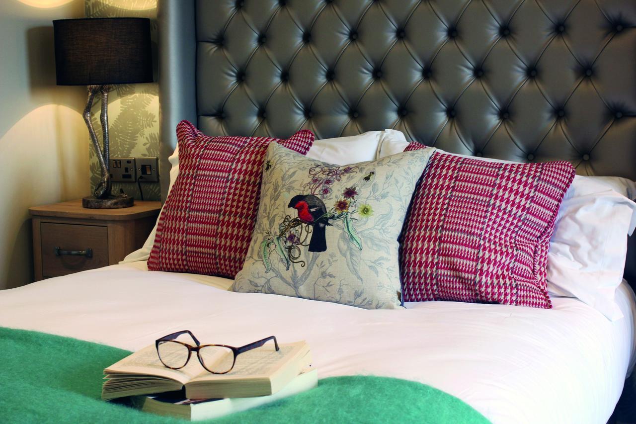 布莱克本 The Millstone, Mellor酒店 外观 照片 A bed with cushions