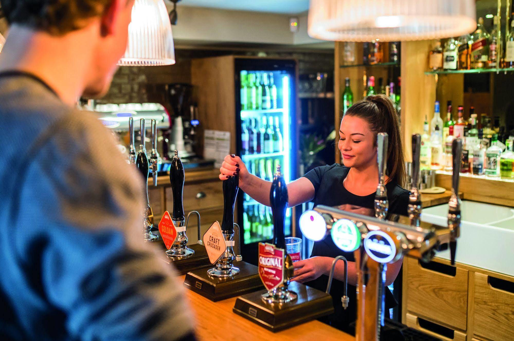 布莱克本 The Millstone, Mellor酒店 外观 照片 A barmaid serving a customer